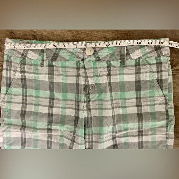 Volcom Bermuda Shorts - Picture 10 of 10